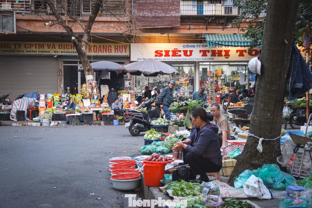 Tại phố Nguyễn Thị Thập (phường Yên Hòa), vỉa hè và lòng đường đang bị lấn chiếm bởi một khu chợ cóc tự phát. Hàng chục sạp rau củ, thịt cá ngang nhiên bày bán la liệt, biến không gian giao thông thành nơi kinh doanh tấp nập từ sáng tới tối.