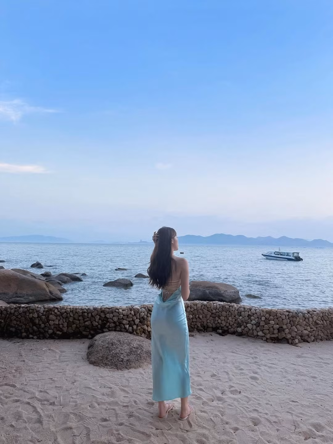 Chất liệu lụa mềm mại, rũ nhẹ theo từng bước chân, kết hợp cùng chi tiết hở lưng tinh tế, giúp tôn lên đường cong quyến rũ và tấm lưng trần gợi cảm. (Ảnh: IGNV)