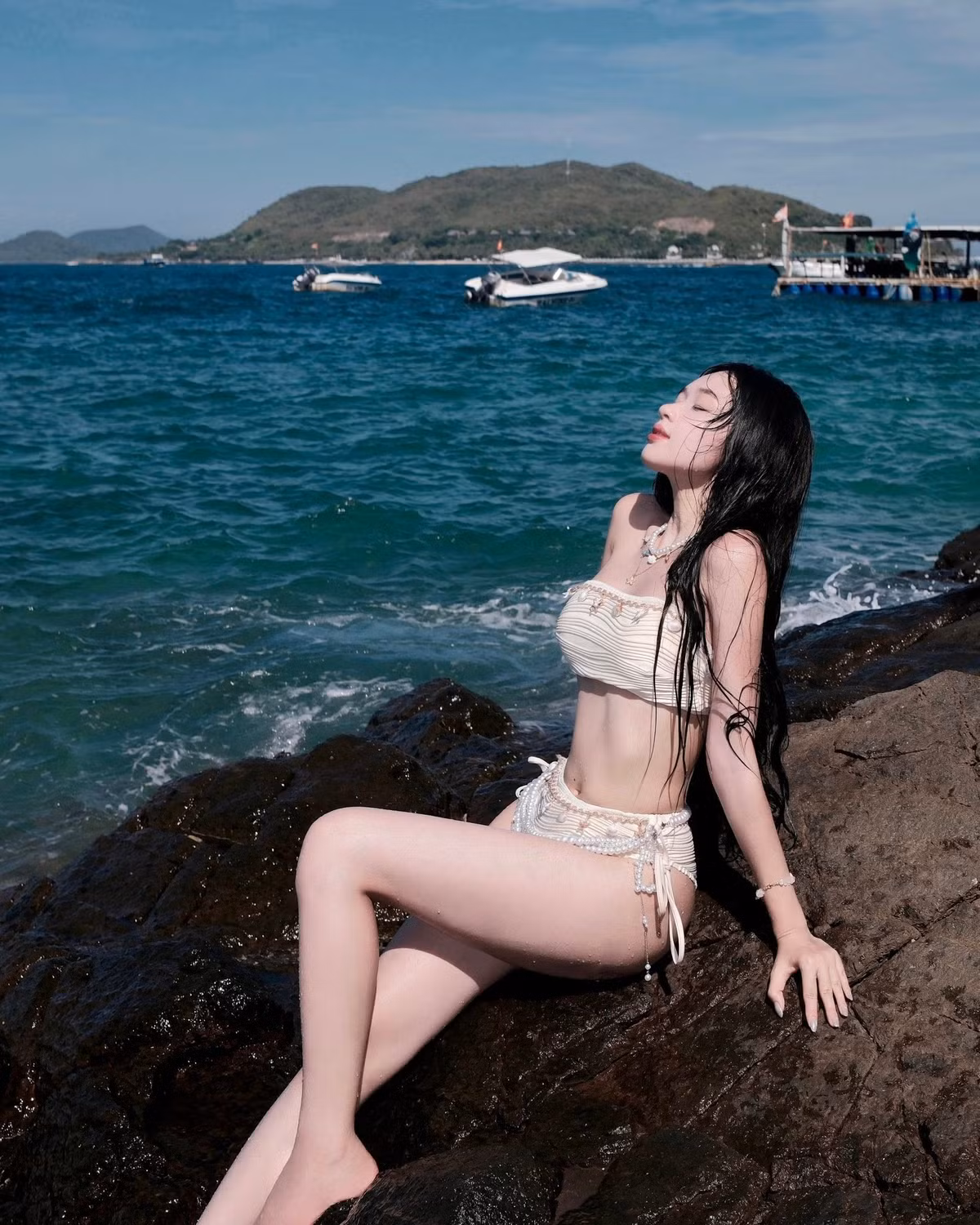 Với mái tóc đen dài thướt tha ướt át và làn da trắng mịn màng, Karty Chang như một nàng tiên cá xinh đẹp giữa khung cảnh thiên nhiên hùng vĩ. (Ảnh: FBNV)