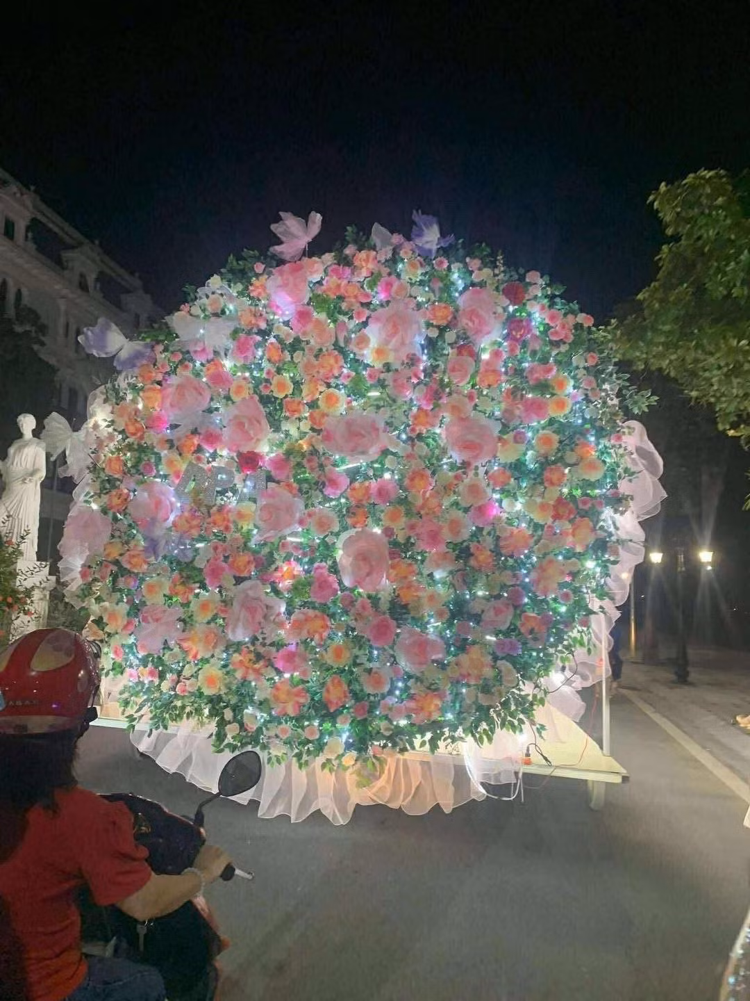 Mô hình bó hoa khổng lồ khiến nhiều người không thể rời mắt. Nhiều bạn trẻ đã rủ nhau đến để check-in với bó hoa khổng lồ. (Ảnh: Tổng hợp)