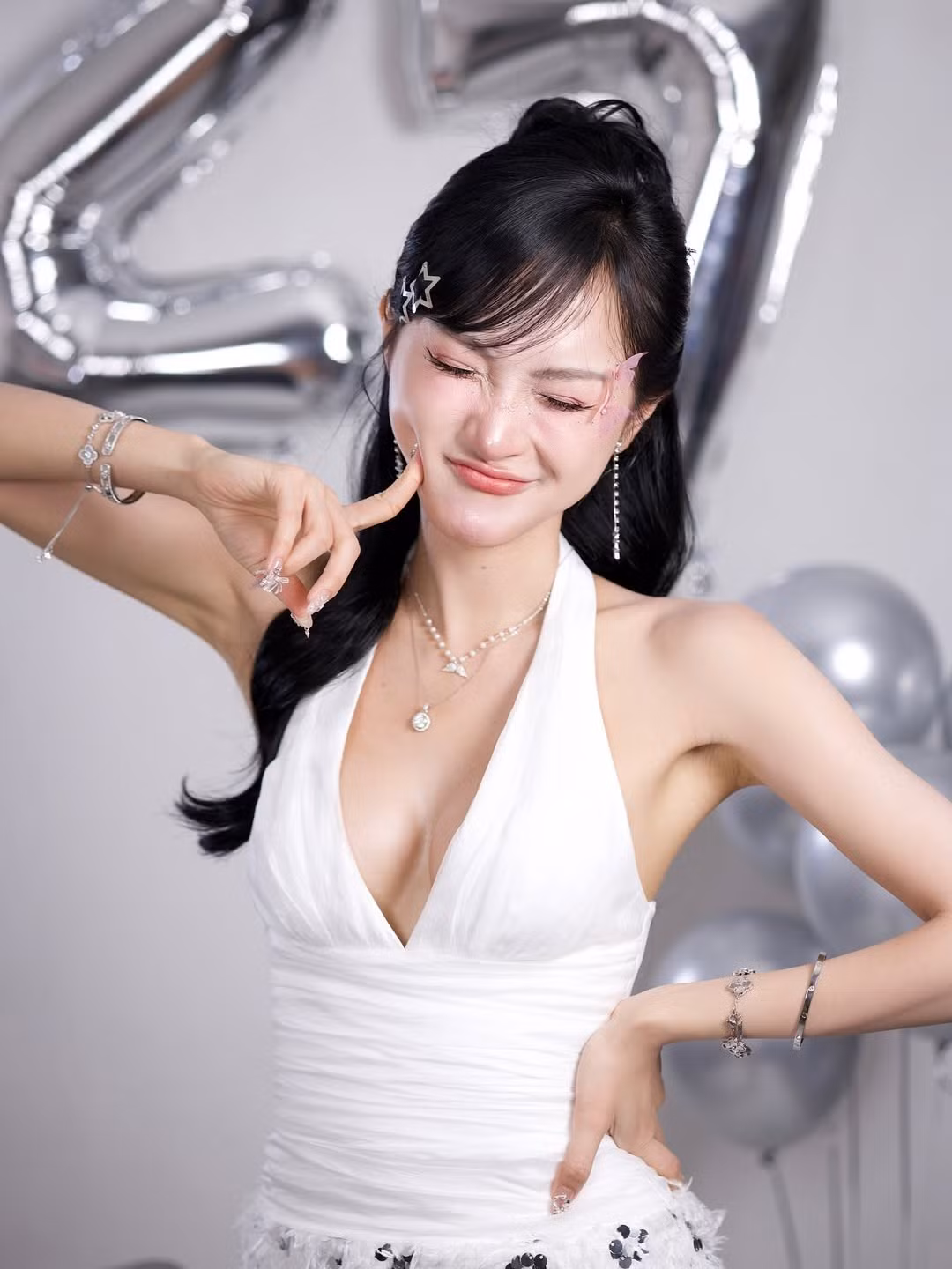 Sau ca phẫu thuật nâng ngực được thực hiện với chi phí lên tới hàng ngàn USD, nhan sắc và phong cách của Clara Đào đã có sự thay đổi rõ rệt. (Ảnh: IGNV)