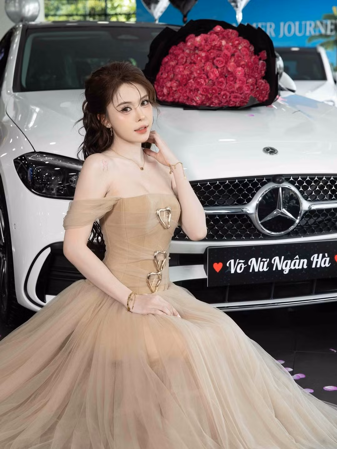 Mới đây, TikToker Võ Nữ Ngân Hà (thường gọi Hà Môi) vừa khiến cộng đồng mạng bất ngờ khi đăng tải video khoe chiếc xe hơi mới tậu. Trong loạt ảnh, cô nàng xuất hiện trong lễ bàn giao xe cùng với bố mẹ.