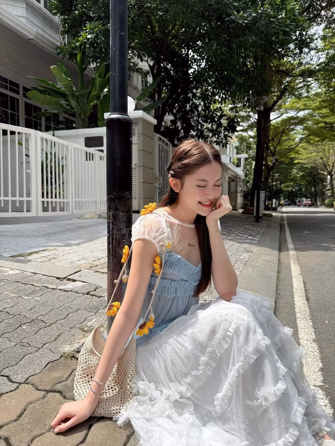 Dù không hoạt động chính thức trong showbiz, nhưng cô nàng vẫn luôn nhận được sự quan tâm lớn từ công chúng nhờ nhan sắc và phong cách thời trang ấn tượng.