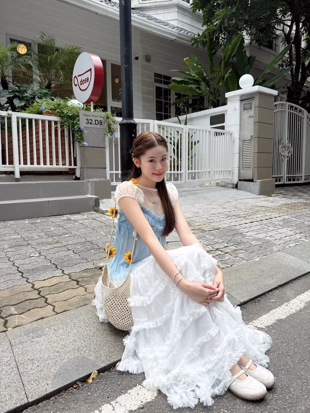 Tăng Mỹ Hàn, nàng hot girl sinh năm 2003 và được biết đến rộng rãi với danh xưng "bạn gái tin đồn" của rapper HIEUTHUHAI, tiếp tục "đốn tim" người hâm mộ với loạt ảnh mới nhất khi xuống phố.