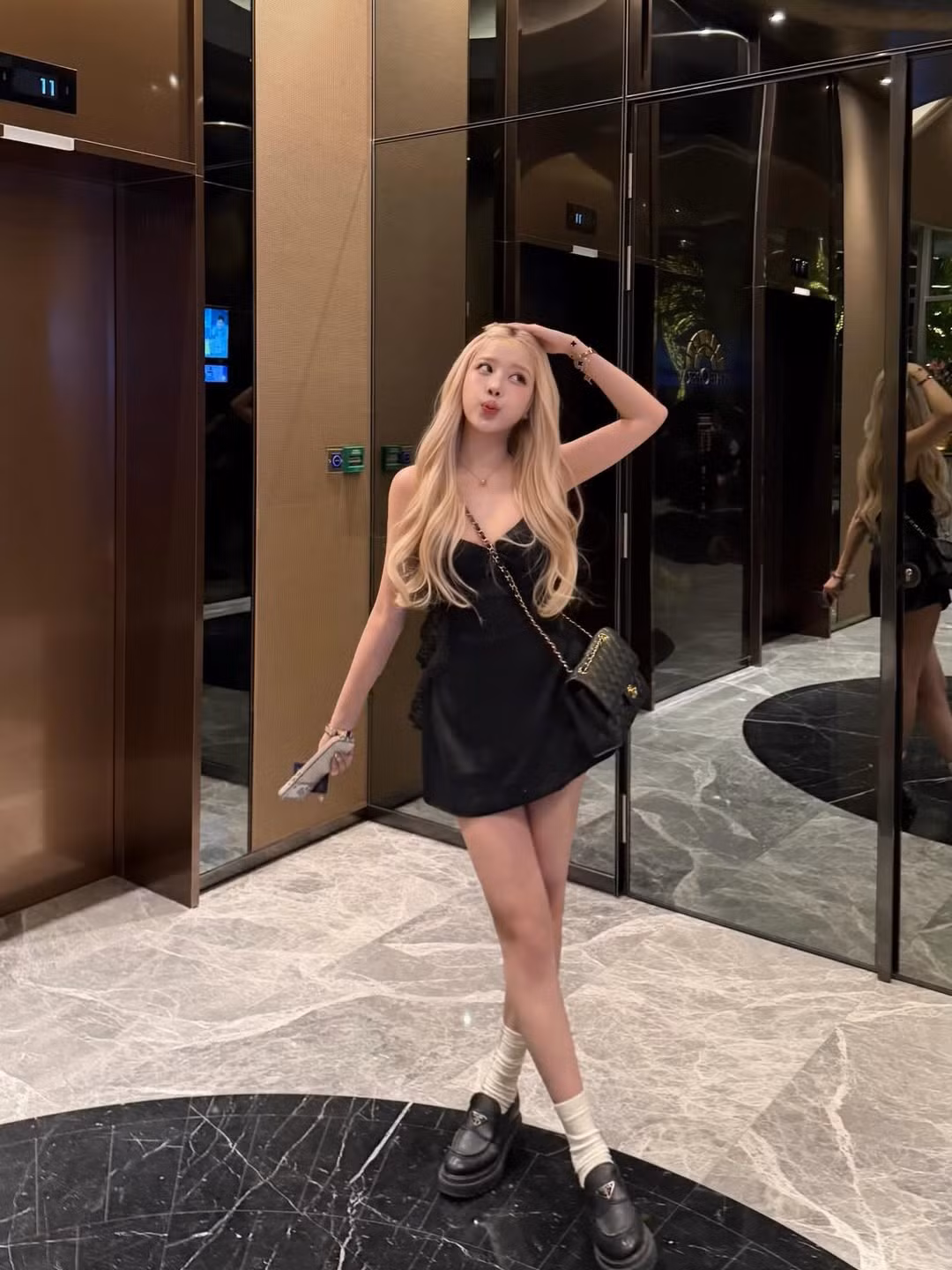 Một bộ phận khán giả cho rằng việc cô nàng thường xuyên xuất hiện với những layout trang điểm, kiểu tóc và cách tạo dáng "đặc sệt" phong cách của Rosé (BLACKPINK) là một chiêu trò cố tình để thu hút sự chú ý. (Ảnh: IGNV)