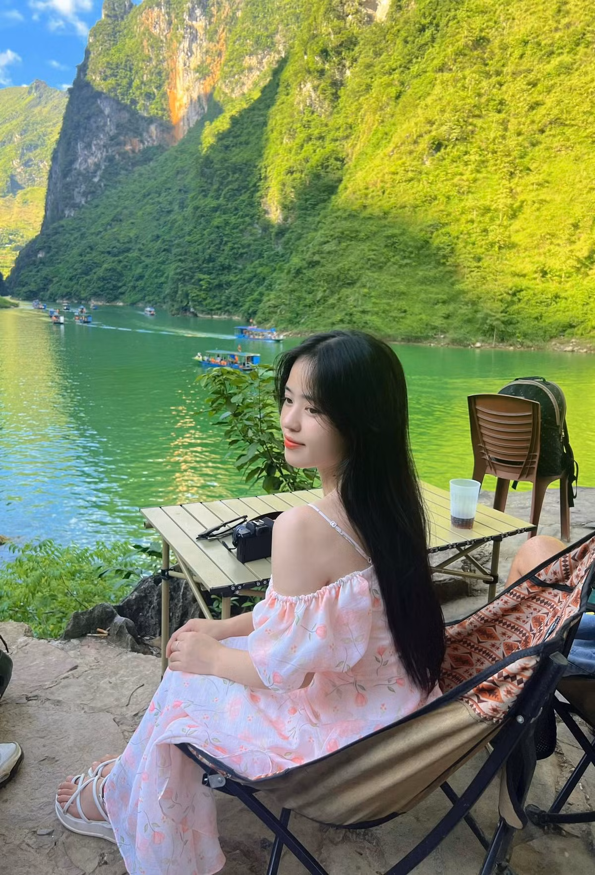 Trên MXH, Vàng Thị Sinh cũng không còn là cô gái rụt rè, nhút nhát ngày nào mà đã tự tin hơn rất nhiều.