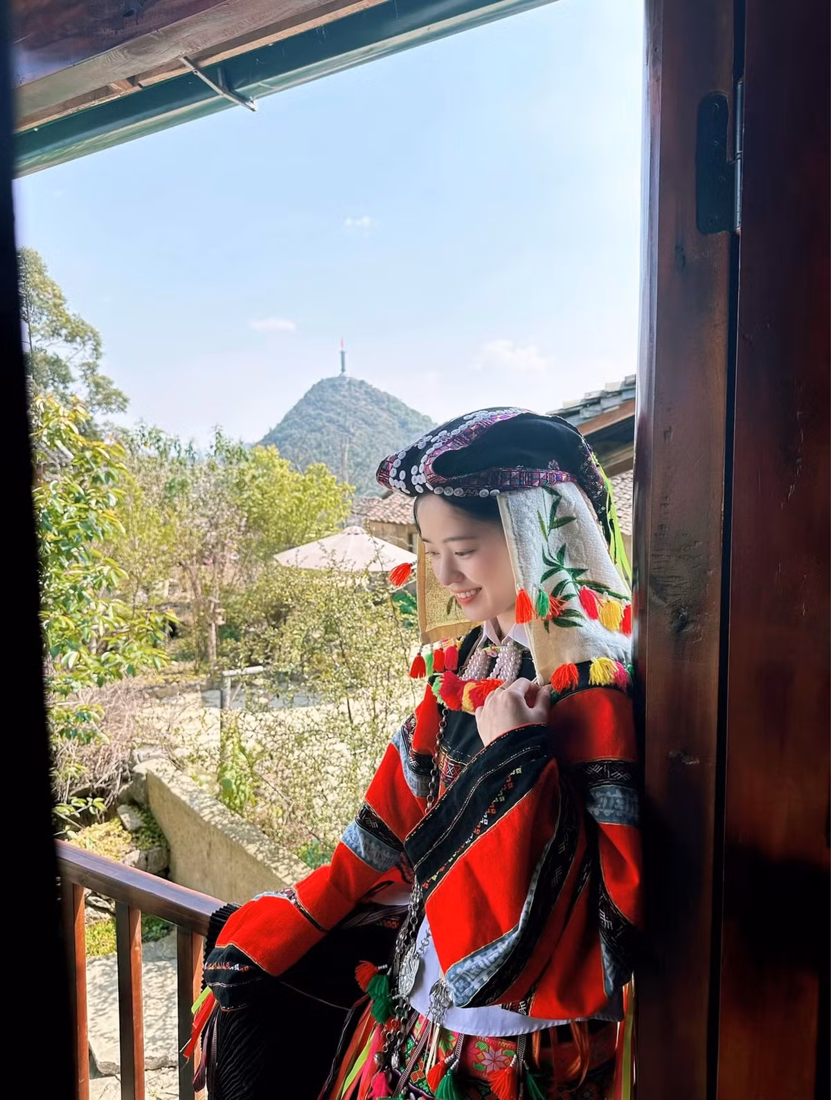 Mới đây, cô nàng còn khiến nhiều người bất ngờ khi xuất hiện với vai trò là một hướng dẫn viên du lịch. Điều đặc biệt hơn nữa khiến nhiều người bất ngờ rằng Vàng Thị Sinh tiết lộ rằng mình là con cháu đời thứ 5 của Vua Mèo Vương Chính Đức.