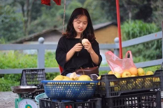 Cuối năm 2018, hình ảnh Vàng Thị Sinh (sinh năm 2003) ngồi bán lê ở gần dinh thự nhà họ Vương - địa điểm du lịch nổi tiếng ở Hà Giang - được một số du khách chụp lại và nhanh chóng lan truyền trên mạng xã hội.