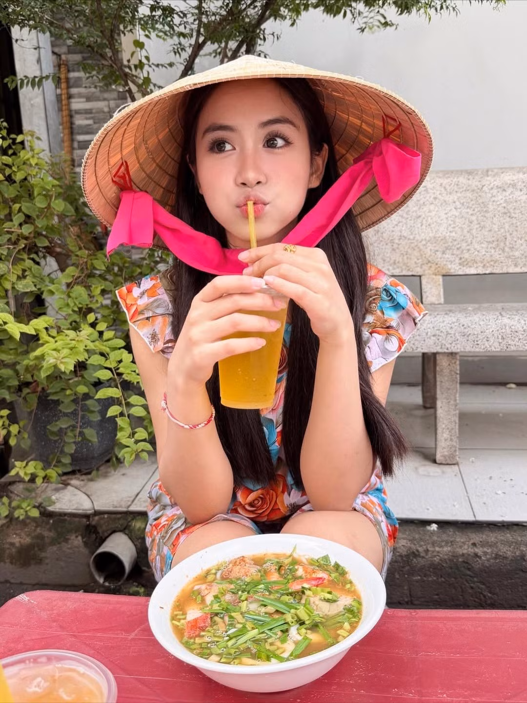 Loạt ảnh này không chỉ khoe vẻ ngoài rạng rỡ của cô mà còn khắc họa rõ nét sự gần gũi, đáng yêu của nữ du học sinh. (Ảnh: IGNV)