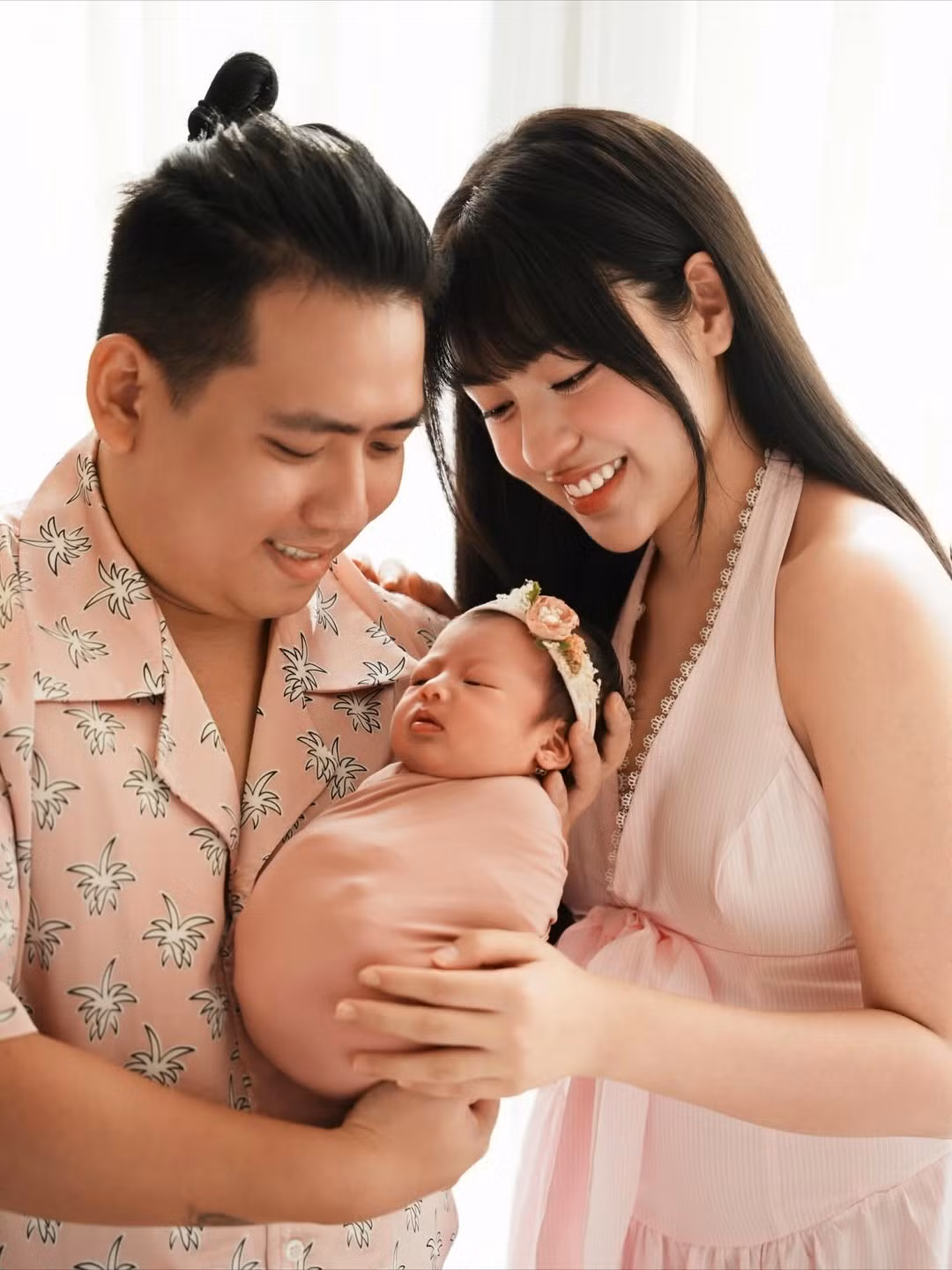 Đặc biệt, bé Bún được mẹ Tâm chuẩn bị một chiếc băng đô hoa nhỏ xinh, càng làm tăng thêm vẻ đáng yêu, bụ bẫm.