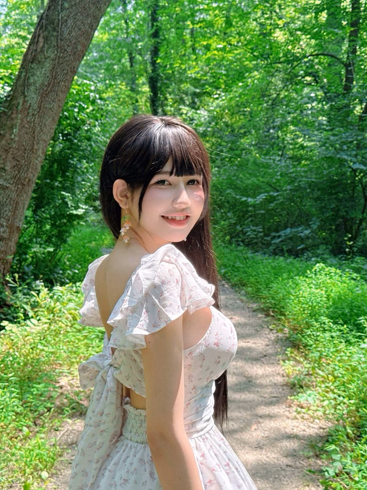 Cô đã thực hiện một màn cosplay nhân vật "phú bà" một cách chỉn chu từ trang phục, makeup, kiểu tóc, khiến nhiều người phải gật gù công nhận là giống hệt nguyên mẫu trong game.