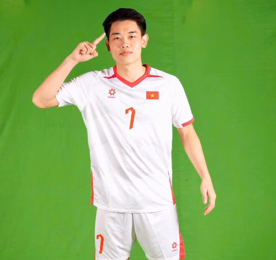 Bên cạnh thành tích thi đấu ấn tượng, cầu thủ quê Nghệ An hút fan bởi ngoại hình điển trai, chiều cao nổi bật 1,80m.