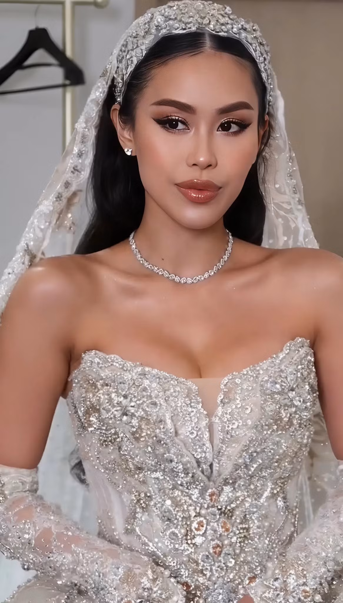 Phong cách trang điểm được nâng tầm, trở nên sắc sảo và nổi bật hơn để đồng điệu với độ hoành tráng của chiếc váy cưới. (Ảnh: Hàng Thanh Thiện)