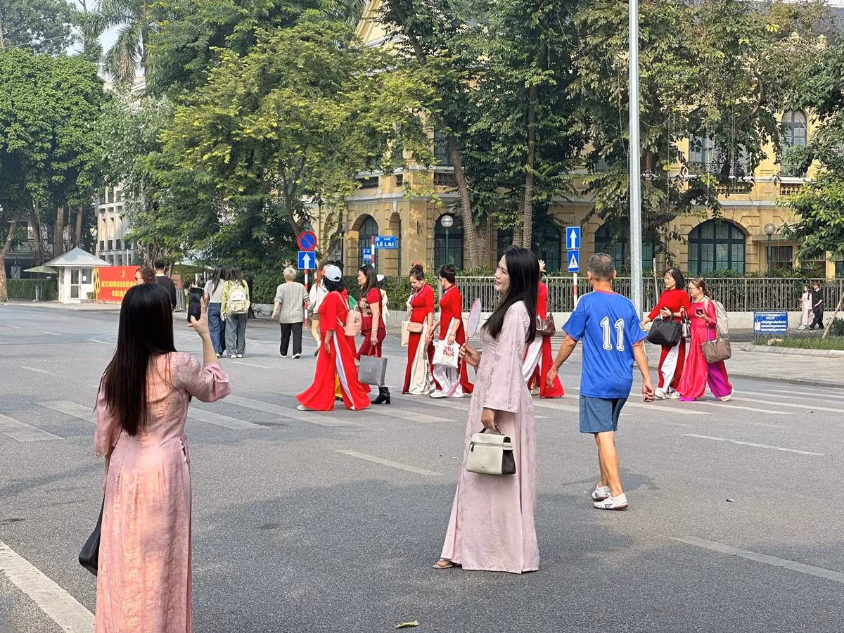 Từ góc nhìn hướng ra Tháp Rùa đến những đoạn vỉa hè lát đá bao quanh hồ, mỗi mét vuông tại đây đều có thể trở thành một góc check-in "triệu like".
