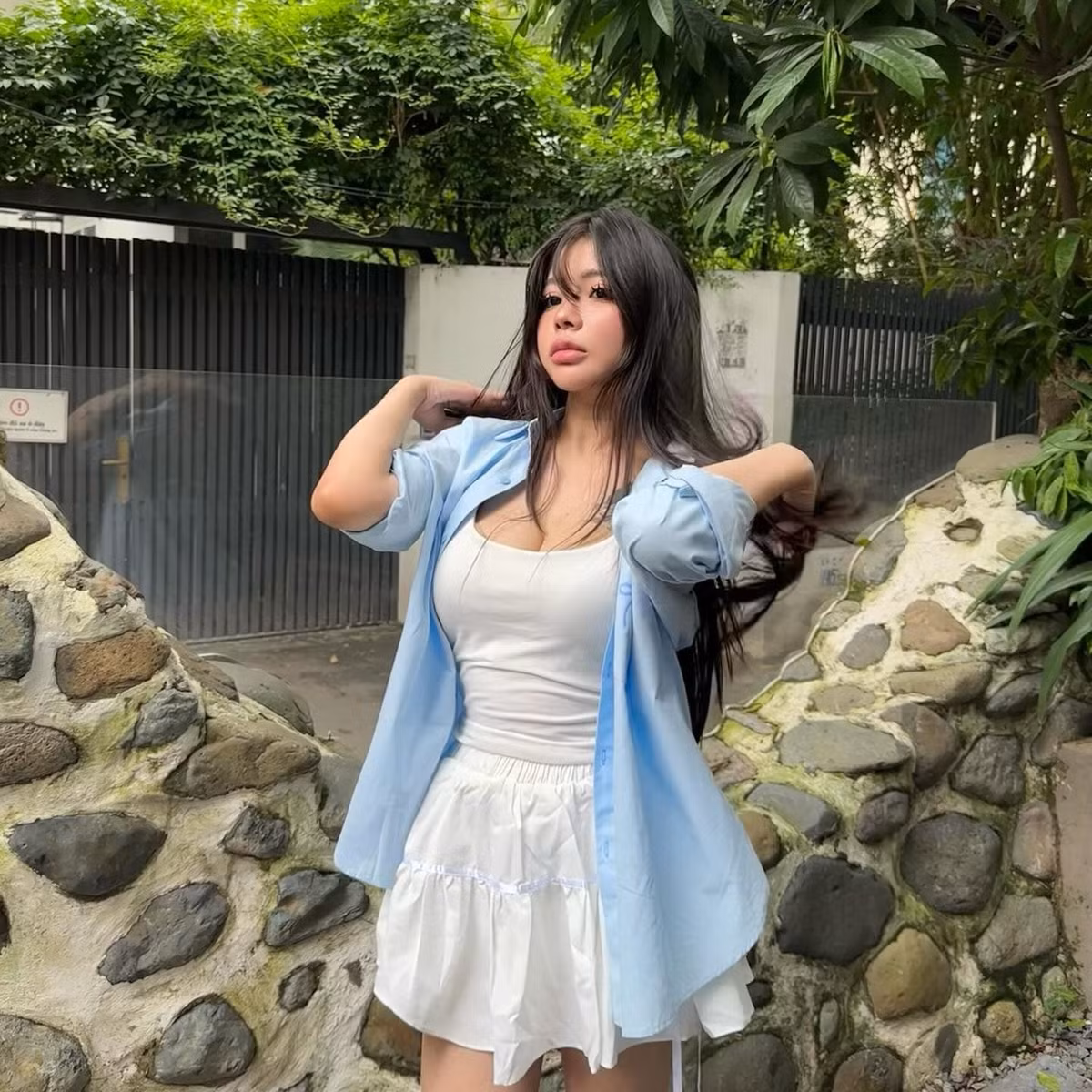 Theo đuổi phong cách gợi cảm, hot girl Khúc Thị Hương từng dính nhiều tin đồn thất thiệt như bán ảnh nhạy cảm kiếm tiền. (Ảnh: FBNV)