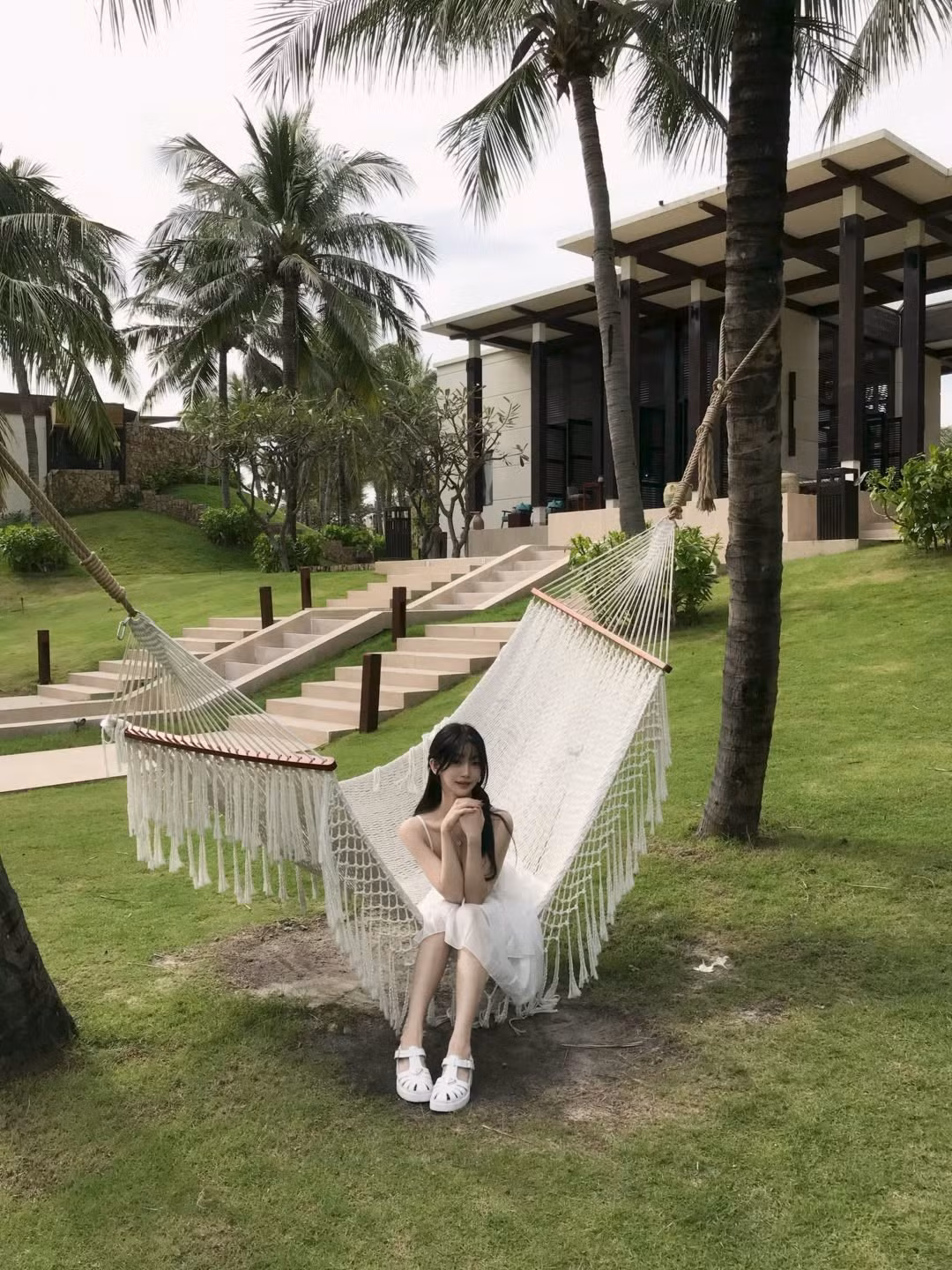 Song Yi Do nổi tiếng trong cộng đồng mạng Hàn Quốc nhờ sở hữu gương mặt xinh xắn như búp bê, làn da trắng ngần và phong cách thời trang đa dạng. (Ảnh: @dlehhh)