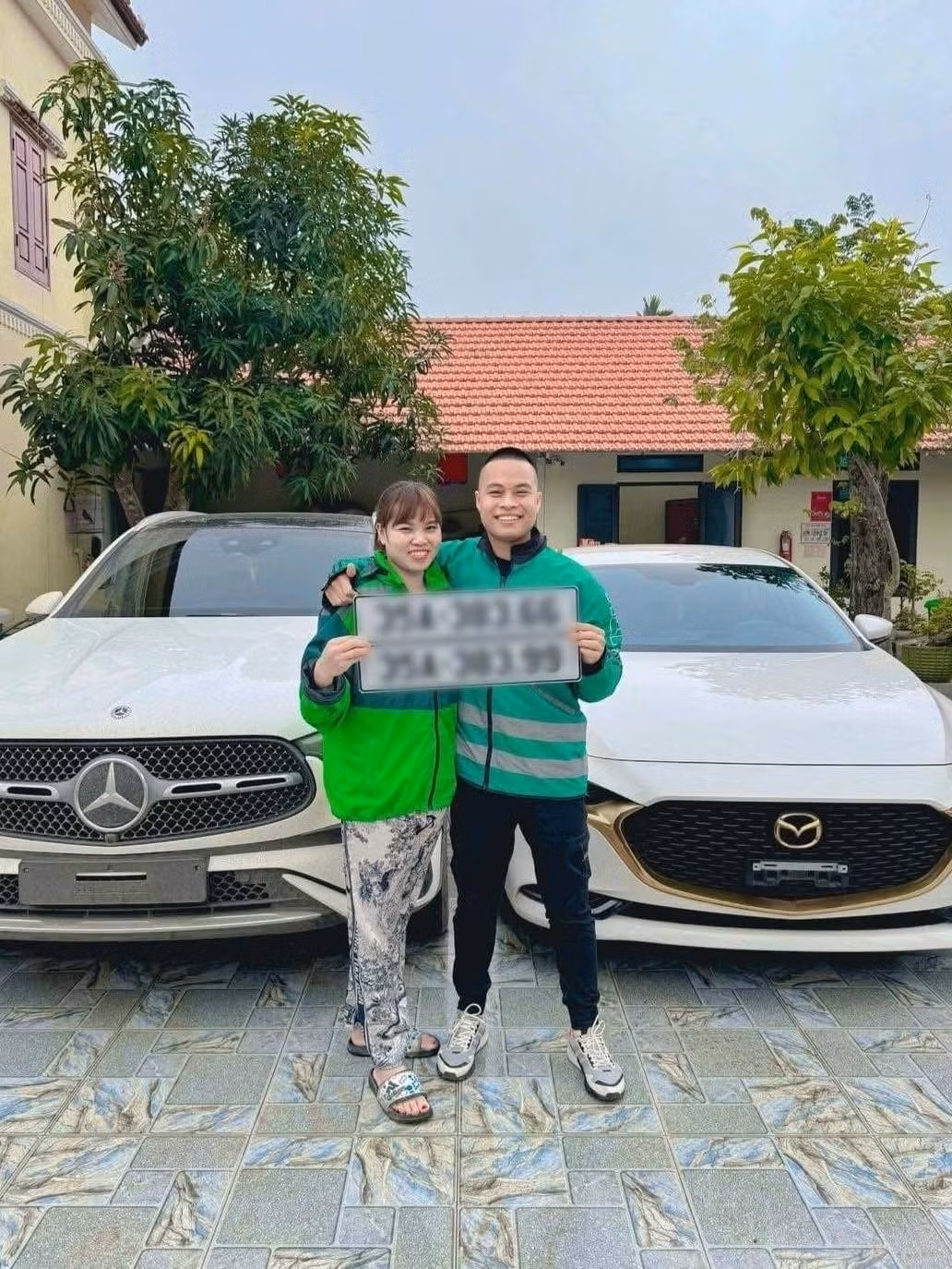 Vợ chồng Hải Sen liên tục khoe đổi xe hơi sau thời gian làm sáng tạo nội dung, kinh doanh mỹ phẩm. Ảnh: Hải Sen Vlog/Facebook.