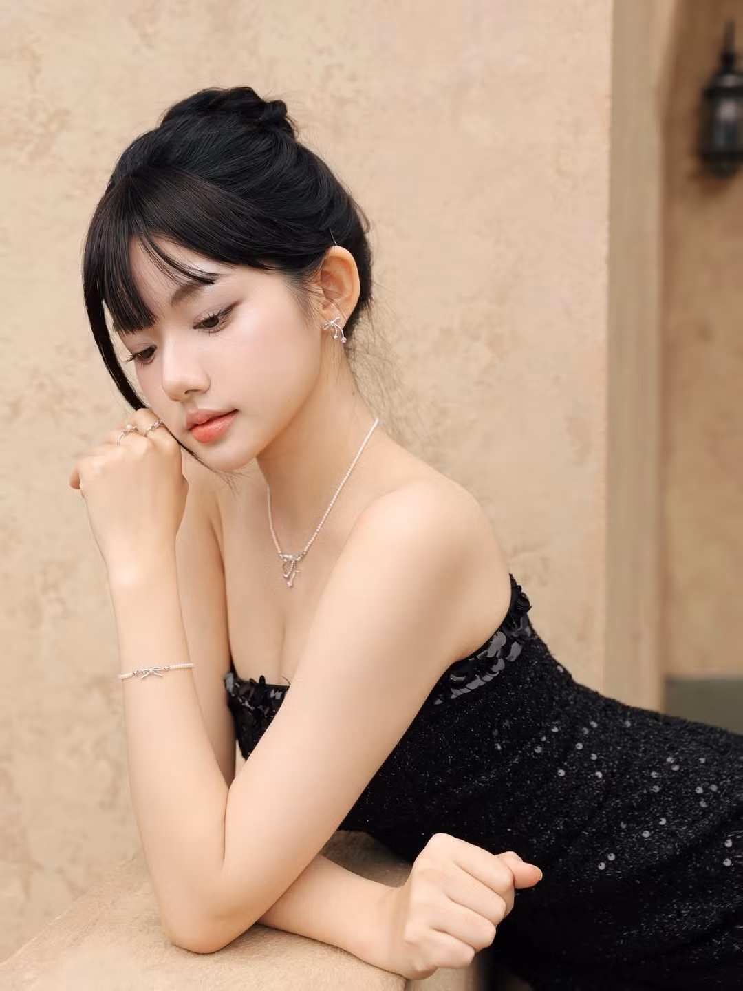 Chiếc váy cúp ngực tôn lên bờ vai trần mảnh dẻ và xương quai xanh quyến rũ, khác hẳn với những bộ cánh nữ tính, ngọt ngào mà cô nàng thường diện. (Ảnh: IGNV)