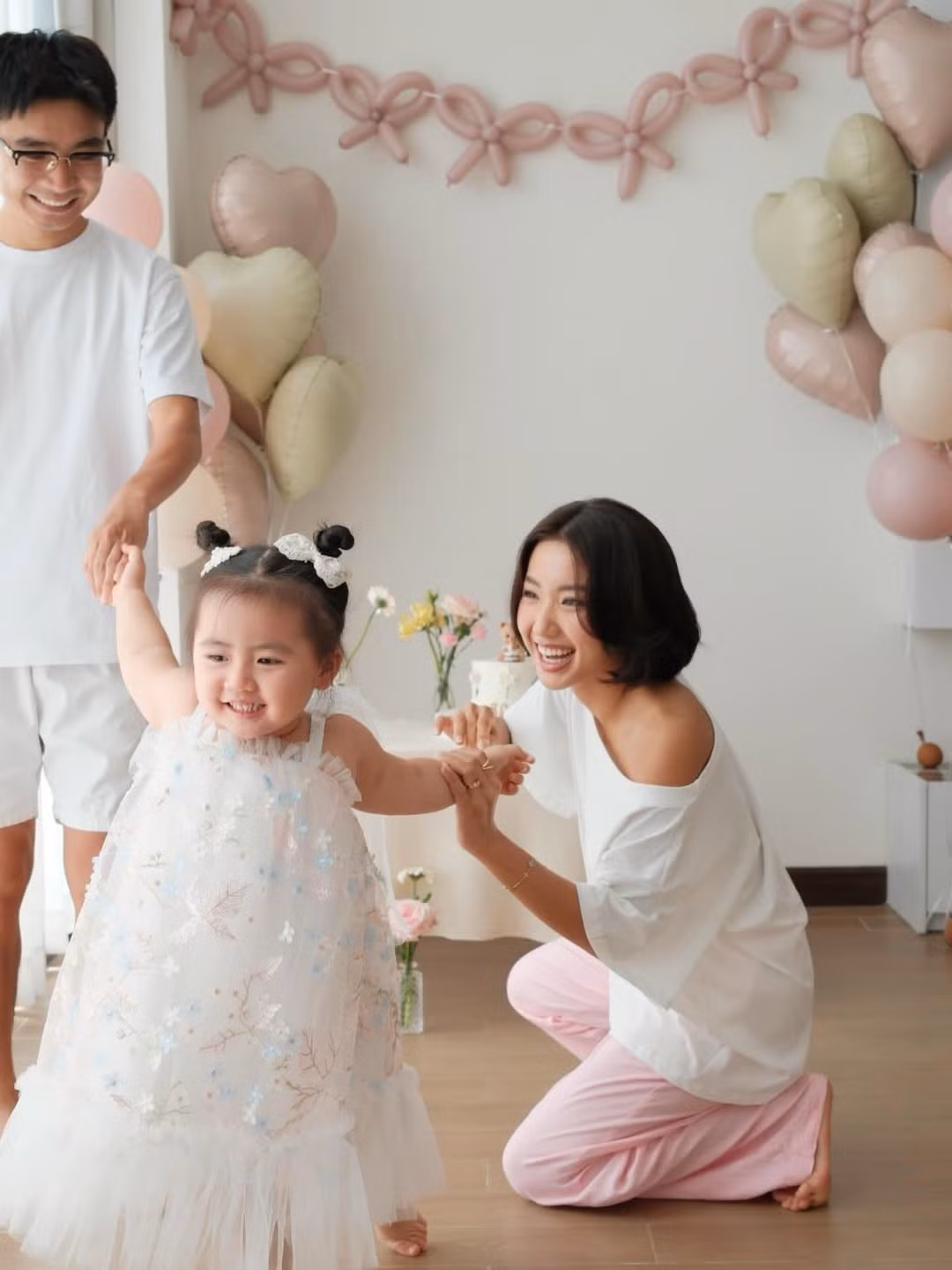 Trong một số video được Huyền 2k4 đăng tải, bé Sam có cách nói chuyện thông minh, đáng yêu và vô cùng lễ phép. Chính vậy cô bé nhận được thiện cảm lớn từ cộng đồng mạng.