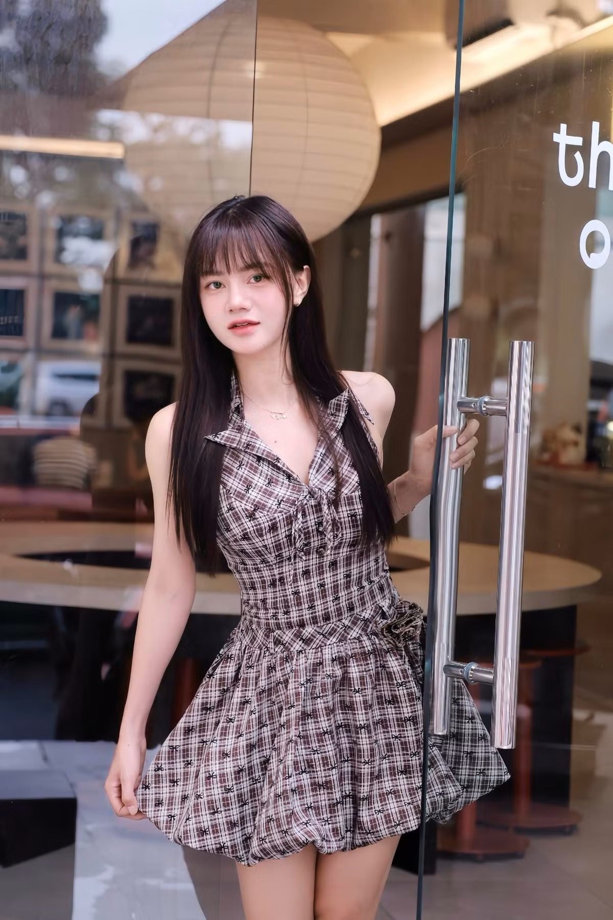 Đáng chú ý, Tiểu Ngáo từng là cựu sinh viên của Đại học Y Hà Nội. Tuy nhiên, vì đam mê mãnh liệt với diễn xuất, cô đã quyết định tạm gác lại việc học tại trường Y để theo đuổi con đường sáng tạo nội dung và diễn xuất. (Ảnh: FBNV)