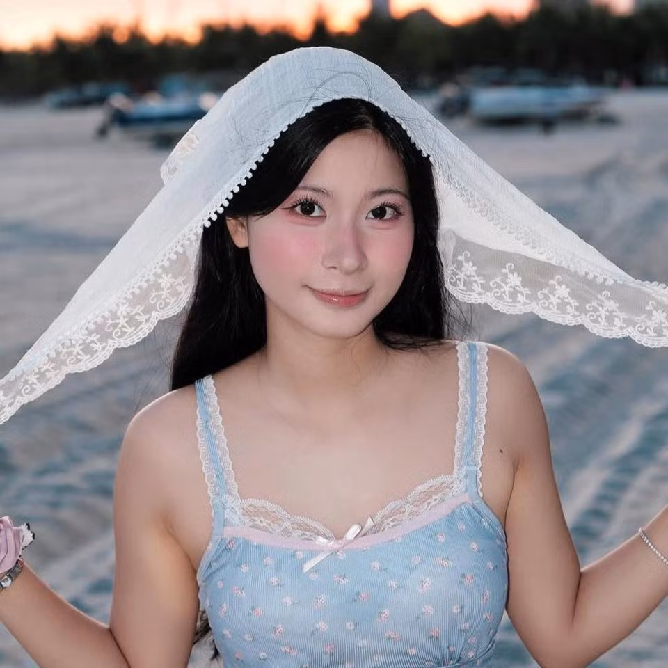 Sự bí ẩn này tạo nên một cơn sốt tò mò, giúp các video của cô đạt hàng triệu view. Đến giữa năm 2025, màn "lột mặt nạ" của cô từng gây chấn động mạng xã hội vì nhan sắc xinh xắn như "Bạch Nguyệt Quang".