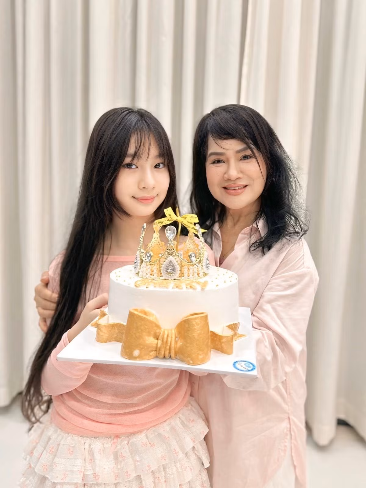 Mẹ ruột của Minh Hà cũng có mặt trong buổi tiệc sinh nhật của cháu ngoại. Dù đã ở độ tuổi U70, bà Nguyễn Như Ý gây "sốt" với hình ảnh trẻ trung, sành điệu.