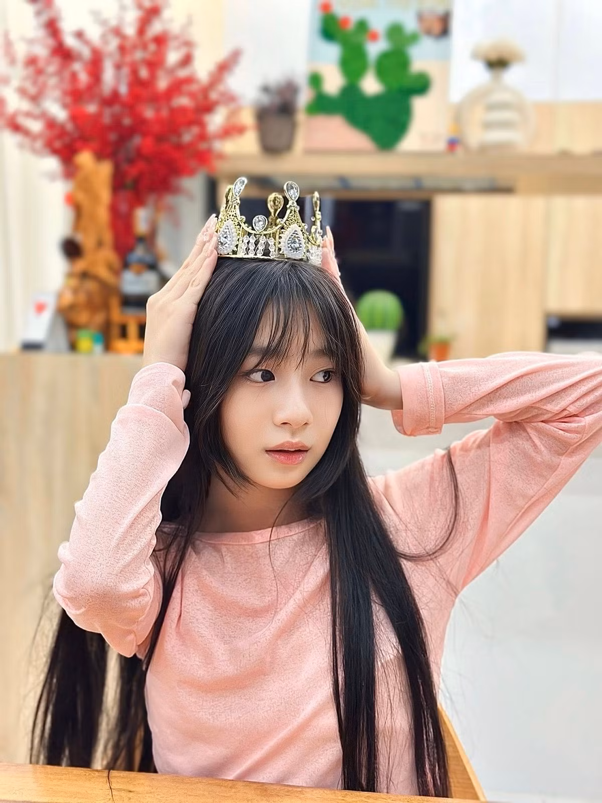Nhiều người nhận xét cô bé thừa hưởng phần lớn nét đẹp từ mẹ Minh Hà, đến kiểu tóc nhìn cũng giống nhau nên được so sánh như 2 chị em sinh đôi.