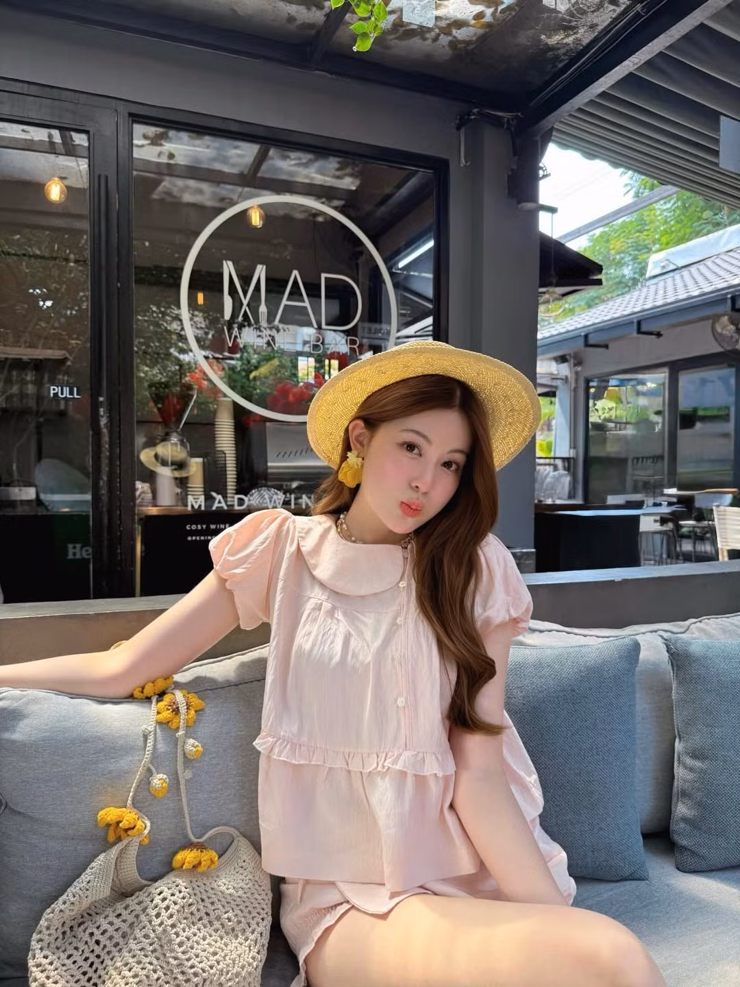 Điểm nhấn của trang phục chính là chiếc túi xách đan móc đính những bông hoa hướng dương rực rỡ, giúp diện mạo của cô nàng thêm phần trẻ trung và tràn đầy sức sống. (Ảnh: IGNV)