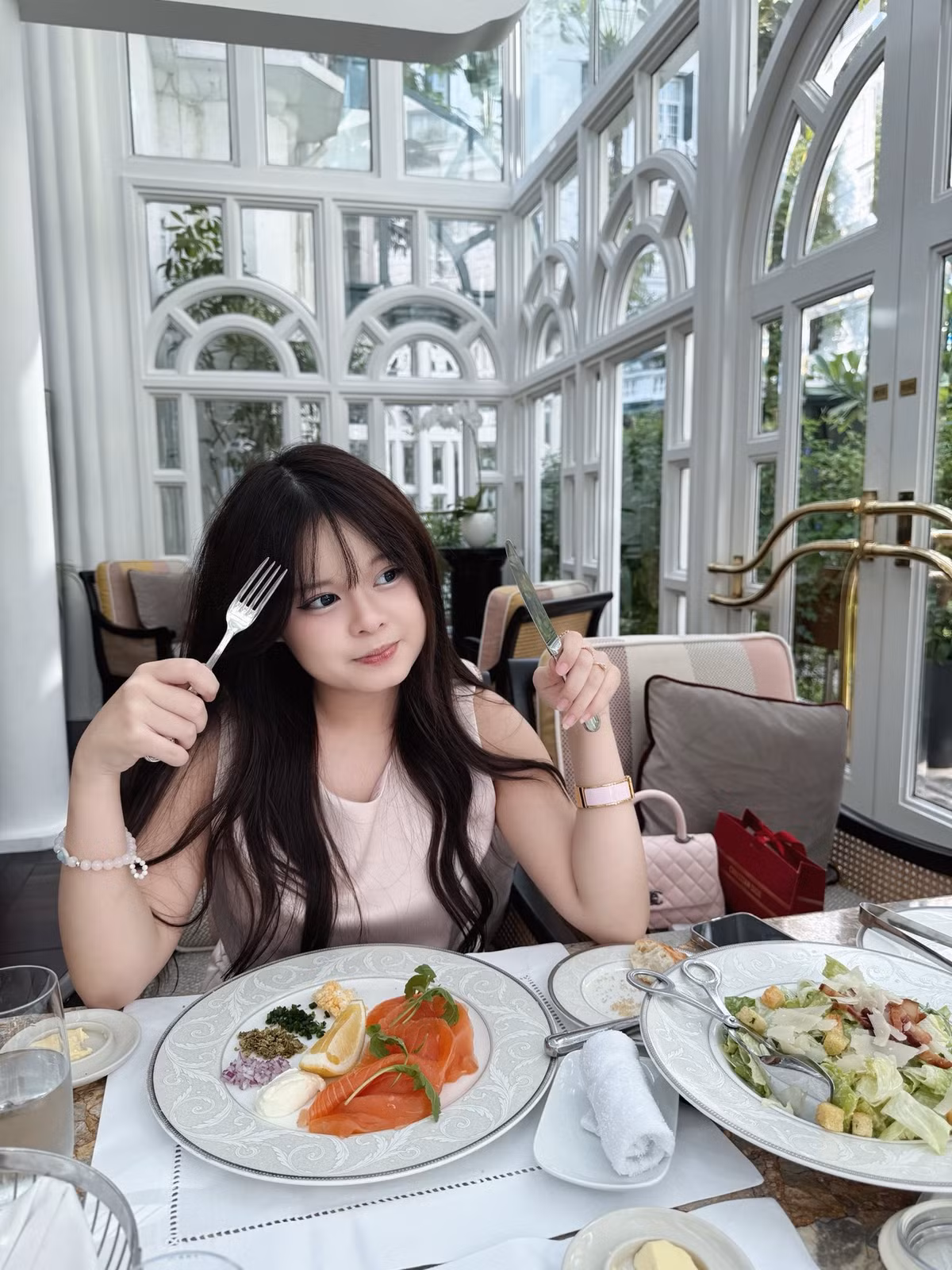 Trong loạt ảnh mới được Hằng Túi chia sẻ, bé Su xuất hiện với mái tóc dài suôn mượt, gương mặt bầu bĩnh ngày nào nay đã trổ nét thanh thoát, duyên dáng. Cô bé sở hữu đôi mắt to tròn, làn da trắng hồng và nụ cười rạng rỡ, tươi tắn. (Ảnh: FB Hằng Túi)