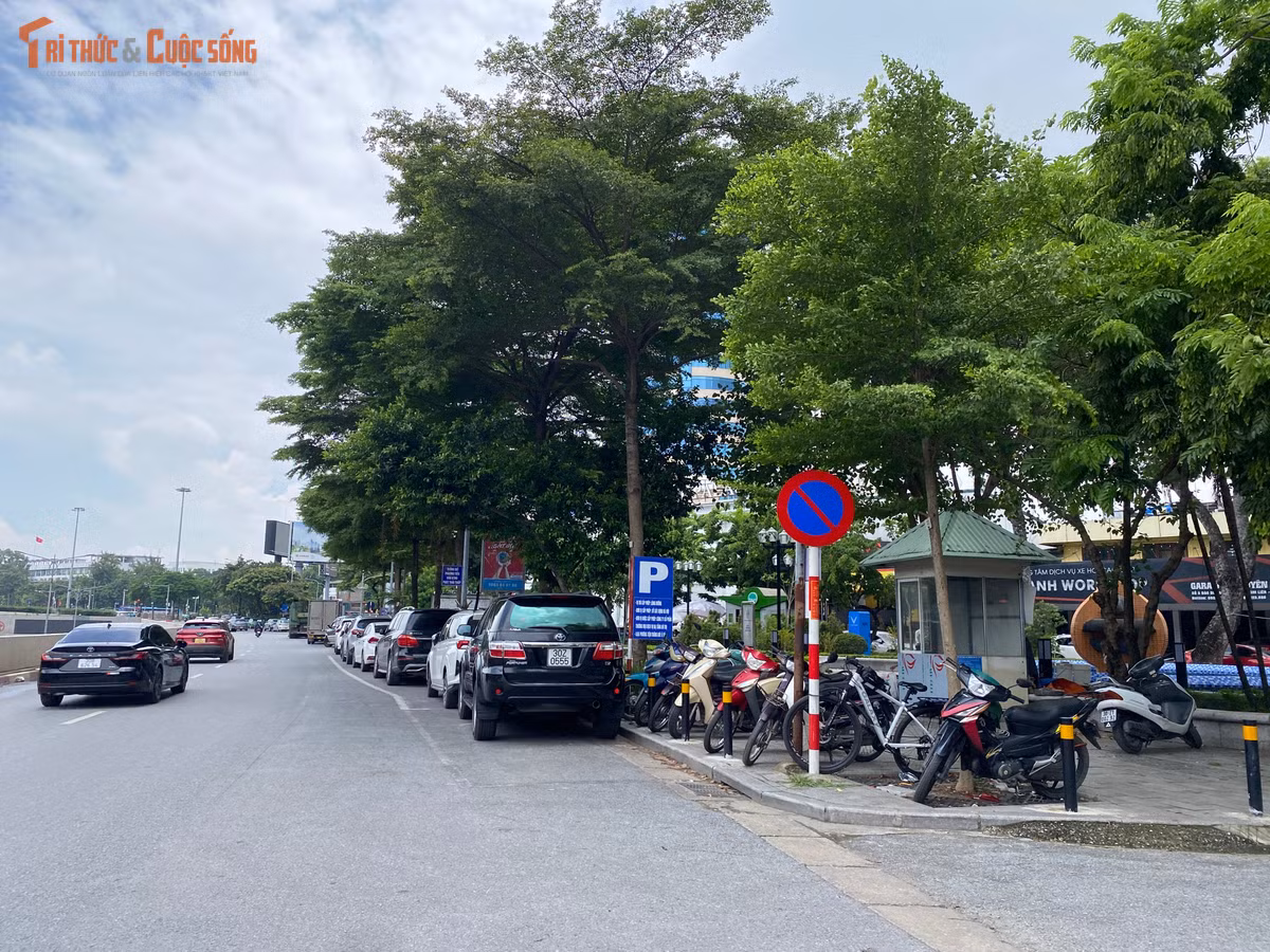 Bãi trông giữ xe và chốt điều khiển giao thông tại nút giao then chốt Ô Chợ Dừa - Xã Đàn. Đây là "màng lọc" quan trọng nhằm giảm tải lưu lượng ô tô, xe máy cá nhân di chuyển từ quận Đống Đa sang quận Hoàn Kiếm.