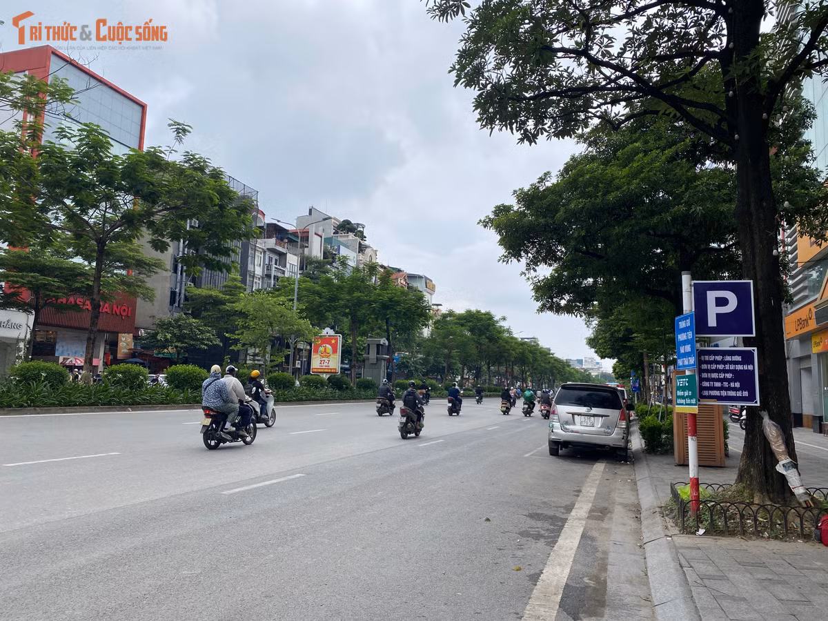 Ghi nhận thực tế dọc tuyến Vành đai 1 - từ Cầu Giấy (đoạn qua Đại học Giao thông vận tải), qua Xã Đàn - Ô Chợ Dừa, Trần Khát Chân, Trần Nhật Duật, Trần Quang Khải, Trần Khánh Dư đến các trục đường quanh Hồ Gươm - hệ thống hạ tầng phục vụ vùng phát thải thấp đã đồng loạt hiện diện.