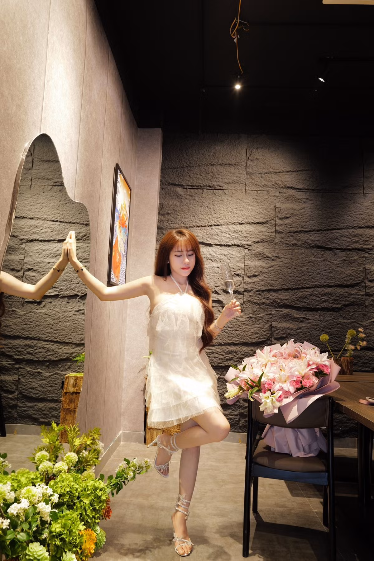 Đi kèm với bộ ảnh là dòng trạng thái đáng yêu, thể hiện một quan điểm sống hiện đại và độc lập: "Lọ lem chưa từng ước có hoàng tử, cô chỉ ước mặc đẹp và đi chơi." (Ảnh: FBNV)