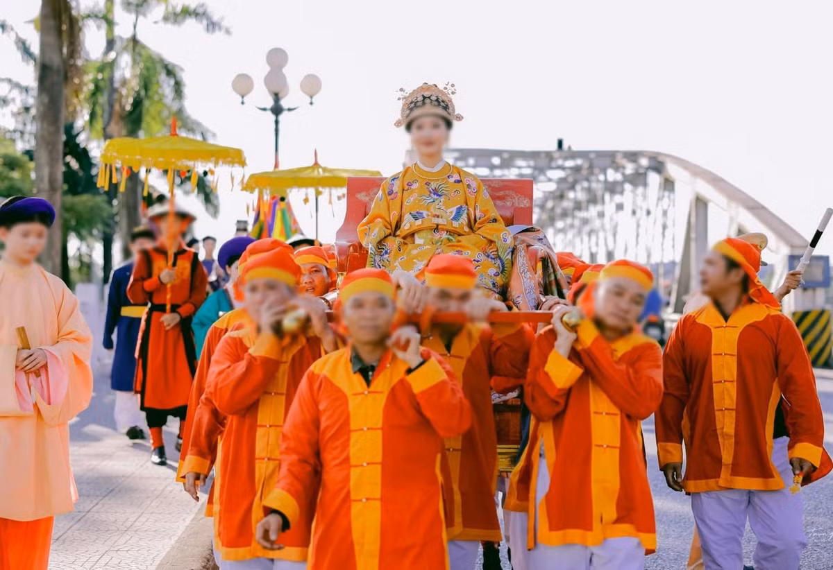 hoang-hau-nam-phuong-tranh-cai.jpg