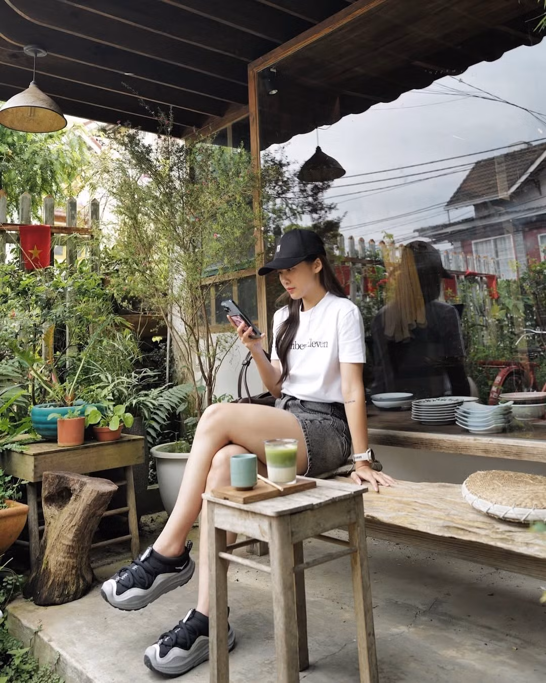 Nụ cười rạng rỡ trên gương mặt cô chính là minh chứng cho sự lạc quan và tinh thần mạnh mẽ, truyền cảm hứng và năng lượng tích cực cho người đối diện.
