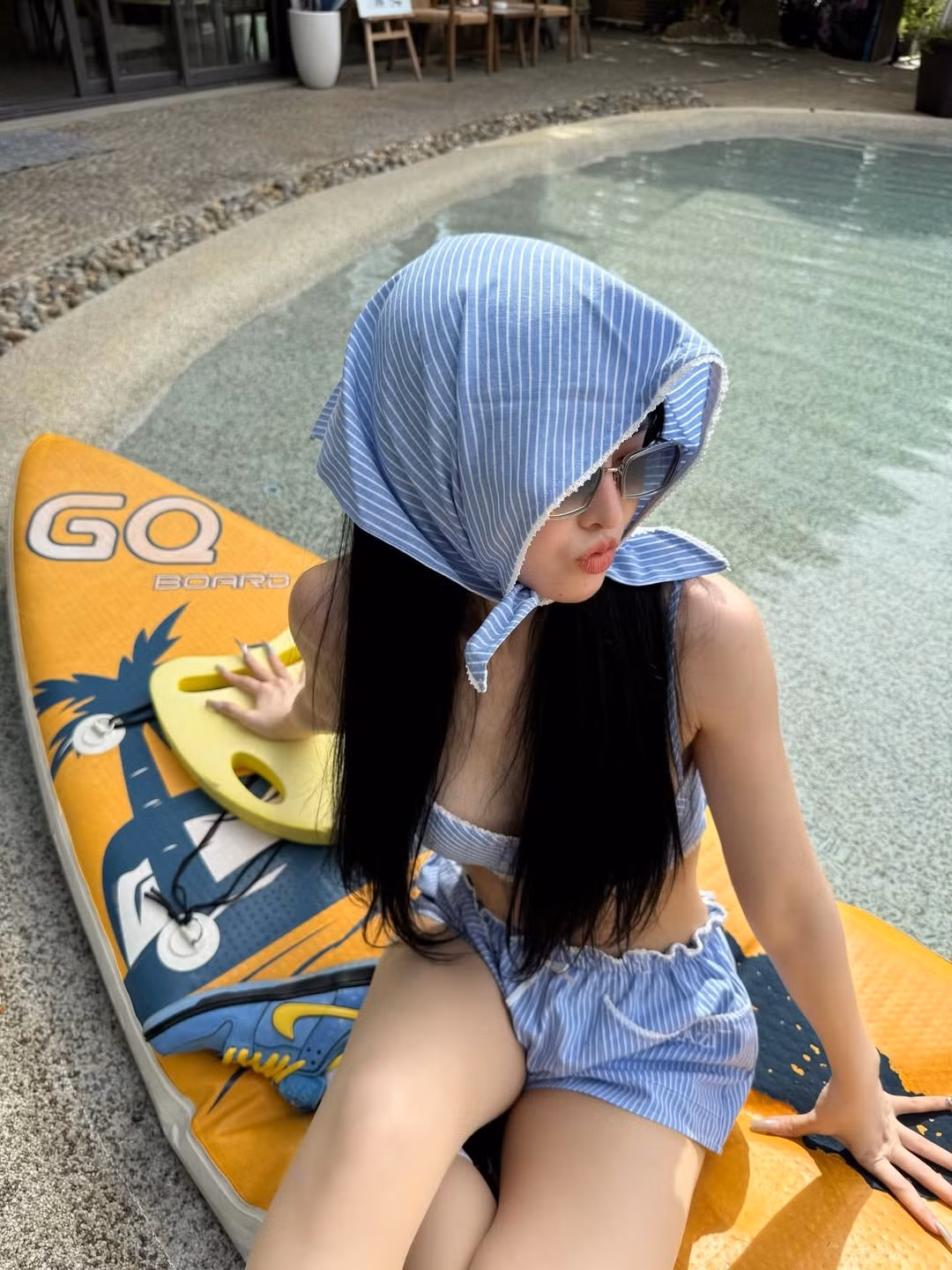 Tammy thể hiện sự tự tin qua từng tạo dáng, từ tư thế ngồi thiền trên tấm ván trượt đến dáng đứng khoe trọn đường cong cơ thể bên cạnh hồ bơi.