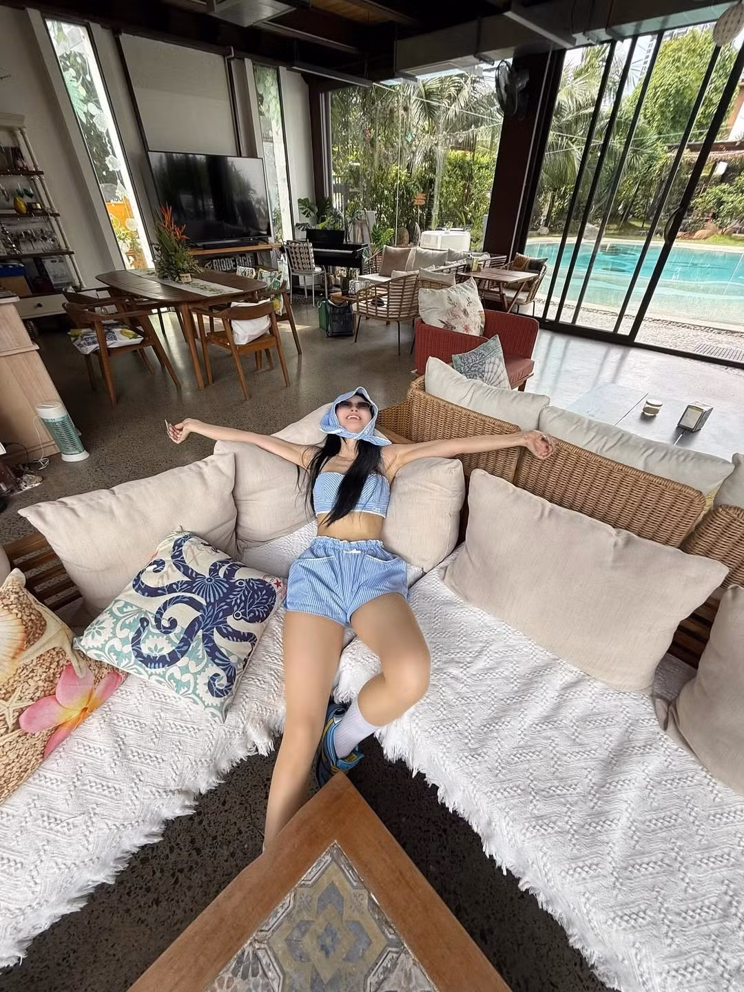 Cô nàng thể hiện sức sống rạng rỡ trong những màn "pose" dáng đầy cuốn hút.