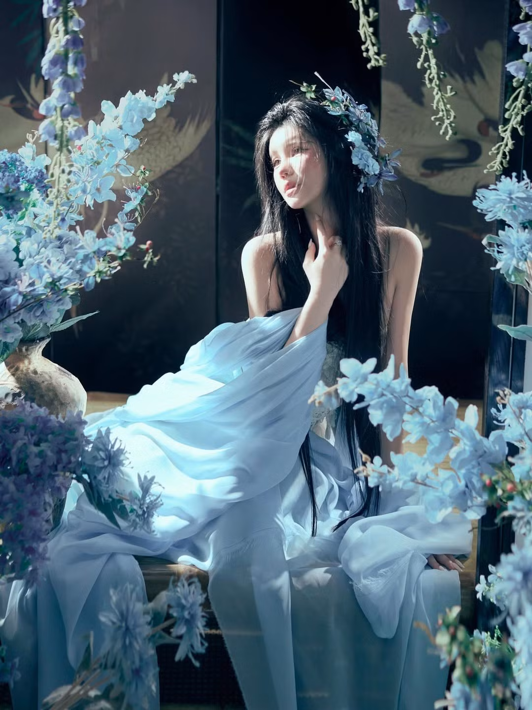 Gương mặt thanh tú, đôi mắt sâu cùng lối trang điểm nhấn nhá mang đến cảm giác "sầu vương khóe mắt" đã góp phần làm nổi bật thần thái bí ẩn, ma mị của cô. (Ảnh: IGNV)