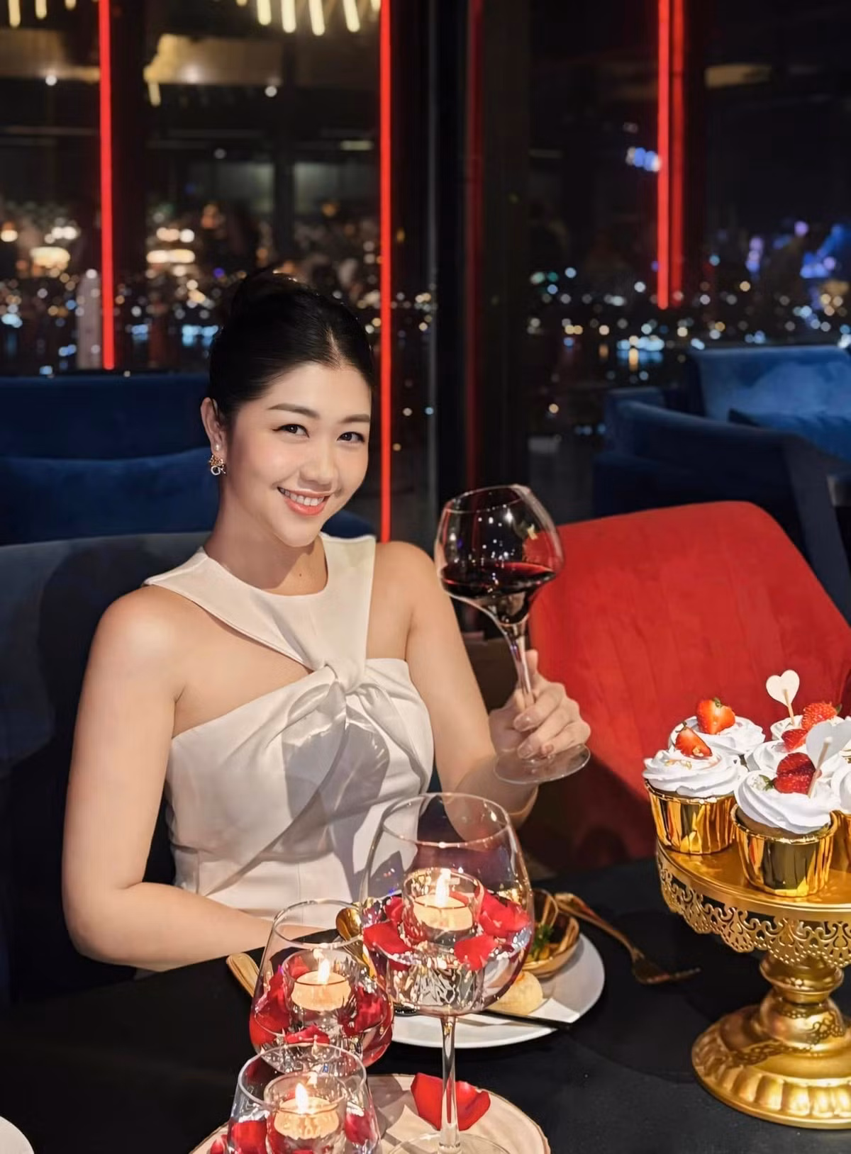 Khi cởi bỏ bộ đồng phục bay, Tôn Nữ Nam Phương cũng là một người phụ nữ với phong cách sống năng động và đa dạng. Cô không đóng khung mình trong một phong cách thời trang nhất định mà thay đổi linh hoạt, khi dịu dàng, lúc lại năng động, cá tính.