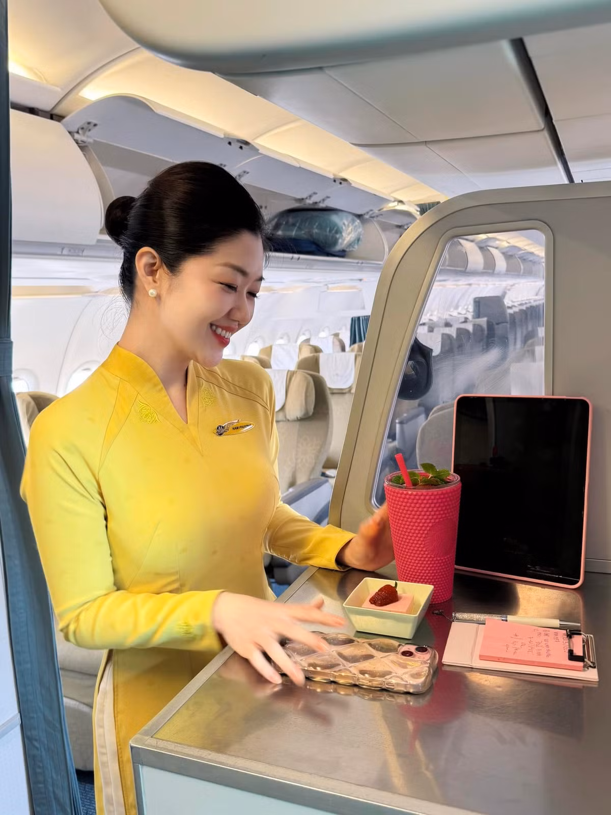 Nụ cười chính là "thương hiệu" của Nam Phương. Đó không chỉ là một nụ cười tươi tắn trên môi mà còn là sự rạng rỡ toát ra từ ánh mắt, mang đến sự thân thiện, ấm áp và trấn an cho hành khách. (Ảnh: FBNV)