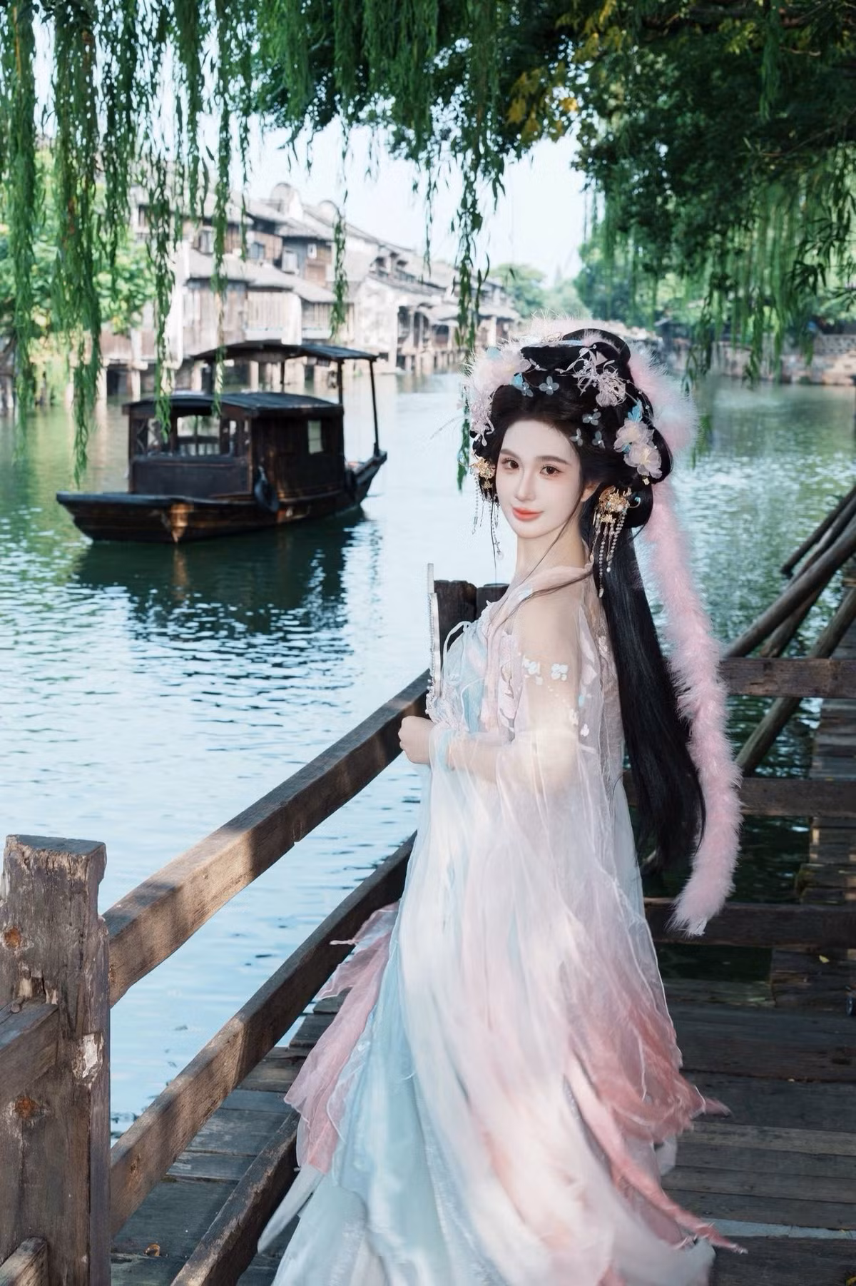 Chất liệu lụa và voan mỏng manh, bay bổng khi cô sải bước, mang lại vẻ đẹp thanh thoát như sương khói. (Ảnh: FBNV)