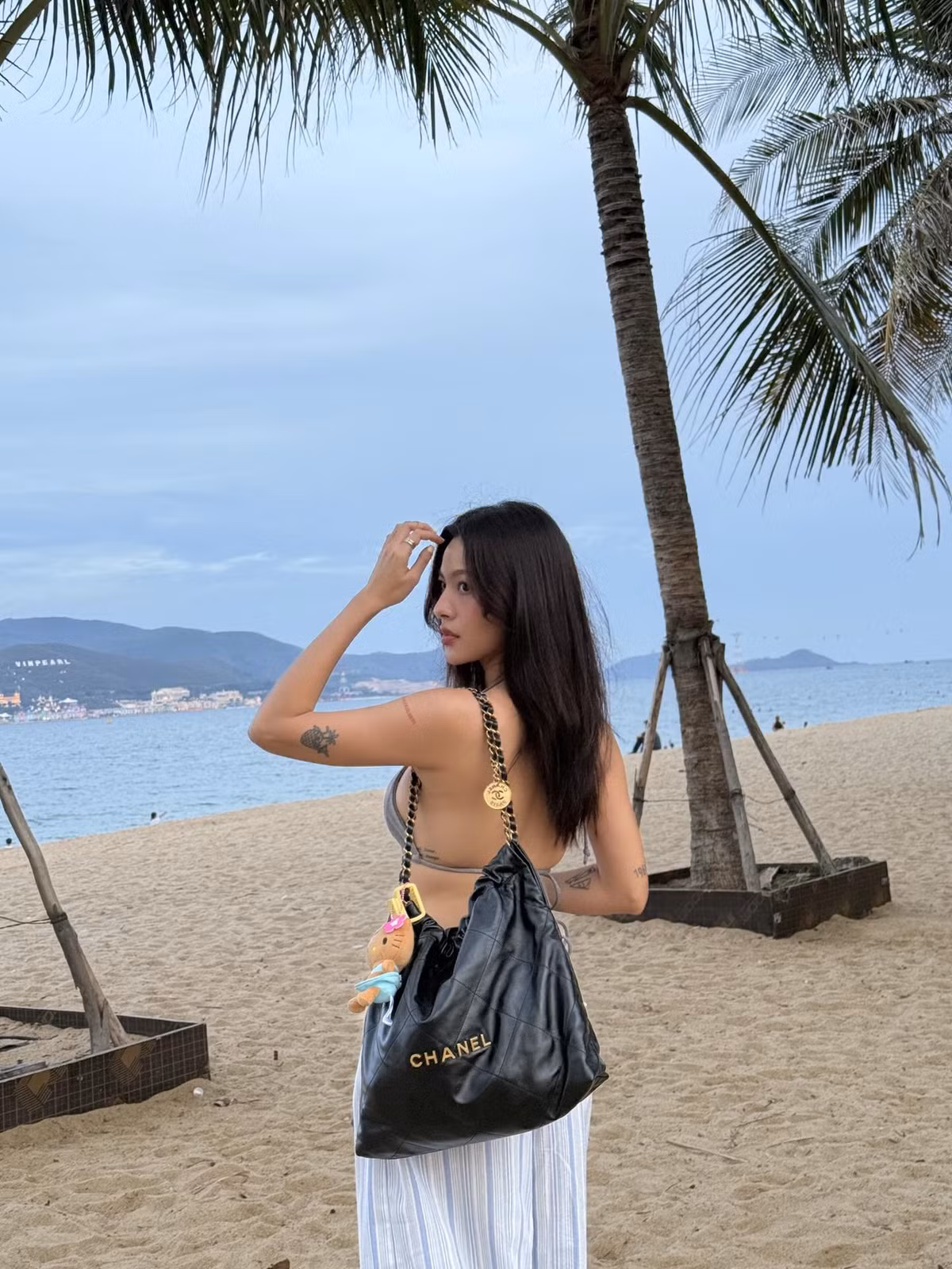 Với những bộ ảnh đi biển này, Tú Hảo đã một lần nữa khẳng định vị thế "Nữ hoàng lookbook" với gu thời trang đa dạng, biến hóa. (Ảnh: IGNV)