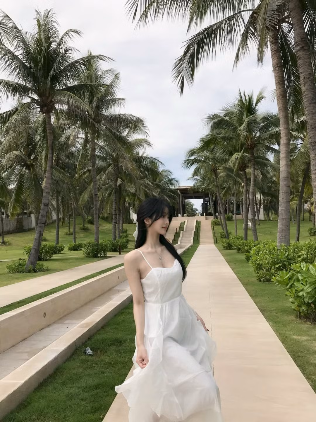 Loạt ảnh này của Song Yi Do chắc chắn đã góp phần quảng bá thêm hình ảnh du lịch Nha Trang xinh đẹp và đặc biệt là nét duyên dáng của chiếc nón lá Việt Nam đến với bạn bè quốc tế, đặc biệt là giới trẻ Hàn Quốc. (Ảnh: @dlehhh)