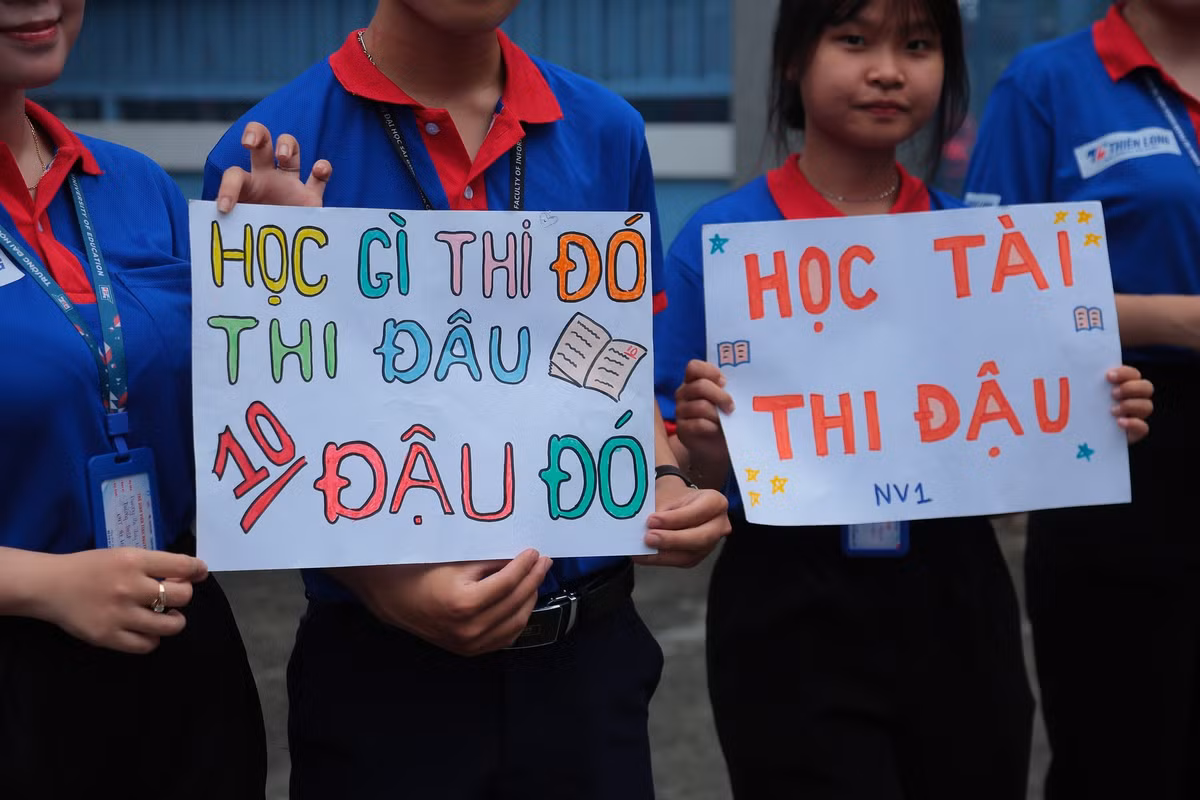 Đặc biệt, những tấm biển tiếp sức mùa thi với đủ hình thức và nội dung sáng tạo đã trở thành điểm nhấn không thể thiếu, mang đến nụ cười và tiếp thêm động lực cho các thí sinh trước khi bước vào phòng thi.