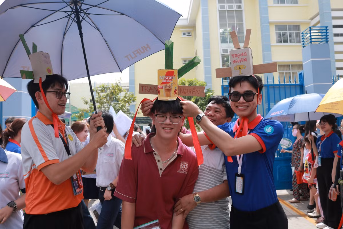 Các tình nguyện viên đã rất đầu tư vào những tấm biển cổ vũ của mình. Không chỉ đơn thuần là những lời chúc suôn sẻ, các thông điệp còn được thể hiện một cách dí dỏm, gần gũi, đôi khi còn "bắt trend" khiến các sĩ tử bật cười và giảm bớt căng thẳng.