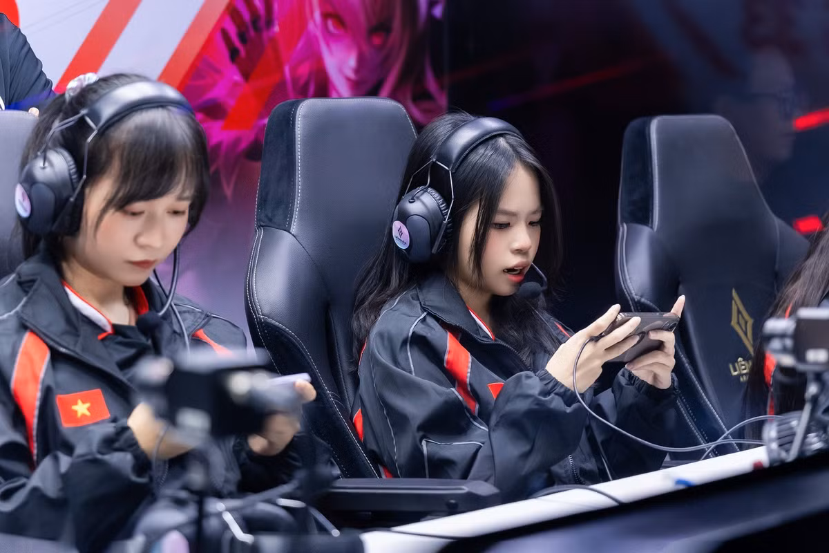 Nguyễn Thanh Duyên đã chứng minh được bản lĩnh của một "nữ vương" làng game khi cùng đồng đội vượt qua những đối thủ nặng ký trong khu vực để bước lên bục cao nhất.