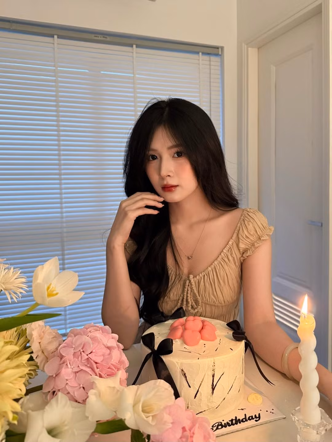Với nhan sắc nổi bật cùng lượng người hâm mộ "khủng", Quỳnh Alee luôn là cái tên thu hút sự chú ý. Mối tình công khai của cô với "ngôi sao sáng nhất" của đội tuyển Saigon Phantom - SGP.Fish - cũng nhận được sự quan tâm lớn từ cộng đồng mạng và người hâm mộ Esports. (Ảnh: IGNV)