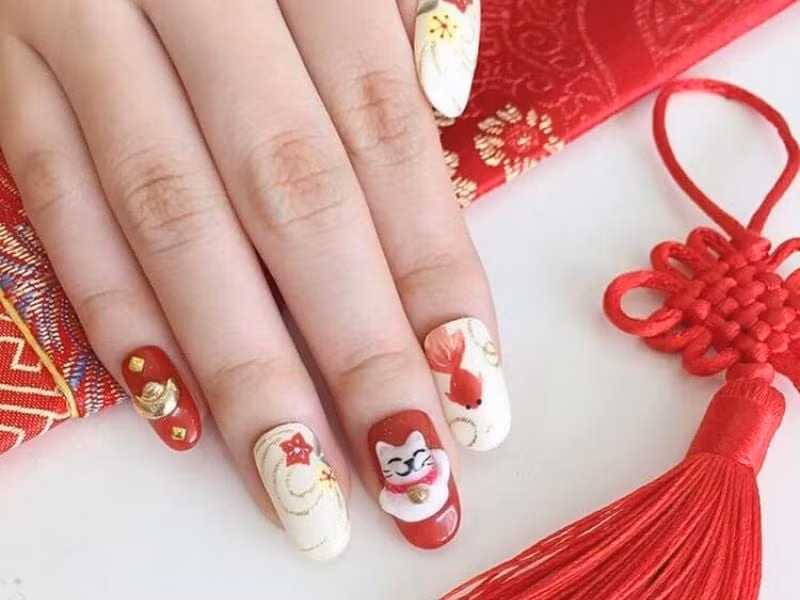 Những biểu tượng may mắn quen thuộc như mèo thần tài, cá chép, thỏi vàng được tái hiện vô cùng sống động và đáng yêu.