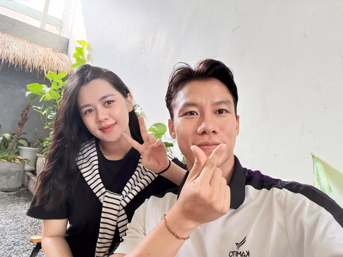 Việc vợ chồng Quế Ngọc Hải được tuyên dương là "Gia đình trẻ hạnh phúc" là sự ghi nhận xứng đáng cho những nỗ lực vun đắp, sẻ chia và trách nhiệm của cặp đôi trong việc xây dựng một tổ ấm bền vững, lan tỏa những giá trị tích cực đến cộng đồng. (Ảnh: FB Quế Ngọc Hải)