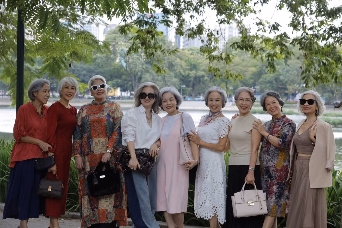 Họ là minh chứng sống cho thấy phụ nữ ở bất kỳ độ tuổi nào cũng có thể sống hết mình, đẹp rạng ngời và luôn dẫn đầu trong phong cách. Thần thái của họ là nguồn cảm hứng lớn cho thế hệ trẻ về một cuộc sống tự do, lạc quan và không ngừng làm đẹp cho chính mình. (Ảnh trong bài: Tóc bạc Lấp Lánh)