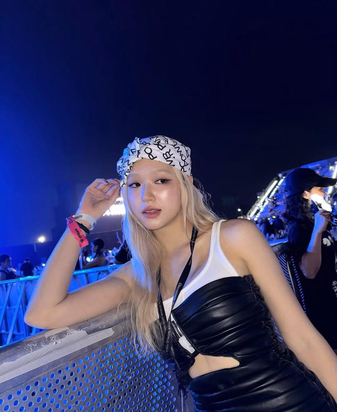 Cô nàng diện áo da cup-out táo bạo, quần jeans rộng thùng thình và sử dụng khăn bandana như một phụ kiện làm điểm nhấn.
